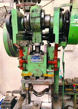 Mechanical power press fitted with a forming tool